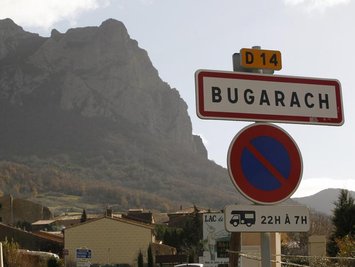 Die Apokalypse soll ohne Bugarach stattfinden. Das französische Dorf will Weltuntergangspropheten abhalten. Polizisten sollen die Gegend sichern. Noch herrscht Ruhe.