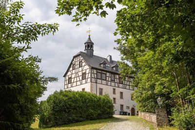 Schloss Jößnitz ist das Wahrzeichen des Plauener Ortsteils. Eigentlich handelt es sich dabei um das Jägerhaus, das keine repräsentativen Räume hat, als Hotel und Restaurant aber tolles Flair bot. Der Sanierungsbedarf ist hoch. 