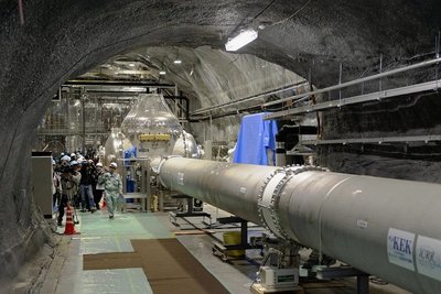 Der japanische "Kamioka Gravitational Wave Detector" (Kagra, seit 2018 in Betrieb). Mit einer ähnlichen Anlage wies man 2015, rund 100 Jahre nach Einsteins Vorhersage, Gravitationswellen nach. Kagras Drei-Kilometer-Arm liegt unterirdisch, um seismisches Rauschen zu unterdrücken.
