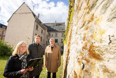 Dagmar Groß, Sachbearbeiterin in der Plauener Denkmalpflege, Markus Löffler, Fachgebietsleiter Stadtplanung, und Martin Salesch (rechts) vom Vogtlandmuseum an der alten Stadtmauer hinter dem Brandschutzamt.