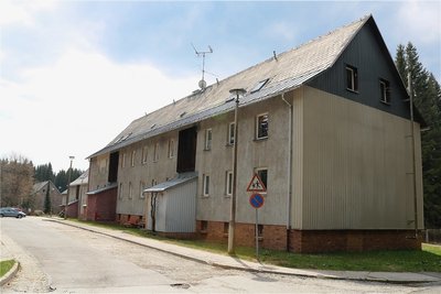 Diese Wohnhäuser an der Auenstraße in Johanngeorgenstadt sollen verkauft werden. 