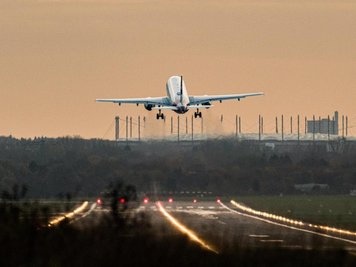             Ein Airbus startet an einem Flughafen.