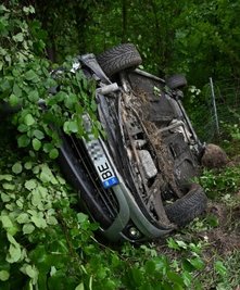 Am Auto entstand ein Schaden von 5000 Euro. Die Insassen blieben unverletzt.