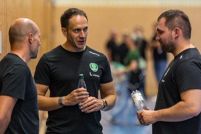 Raúl Alonso (Mitte) und sein Team vom SC DHfK Leipzig hatten nach Spielschluss Beratungsbedarf.