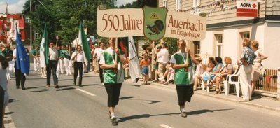 Der Festumzug 1997 - damals erschien auch die erste Ortschronik.