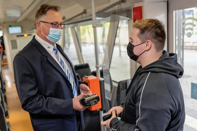 Maskenmuffel habe bei Frank Schneider (links) keine Chance. Der 16-jährige Noel Liebold aus Steinpleis ist natürlich kein solcher.