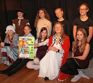 Das Spielfreunde-Ensemble besteht diesmal nur aus Mädchen. Die Aufregung ist bei den 10- bis 16-Jährigen ganz besonders groß. 