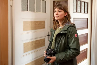 Studentin Sophie Koffon aus Bremen nutzt den Rundgang durch das Gebäude, um Eindrücke festzuhalten.