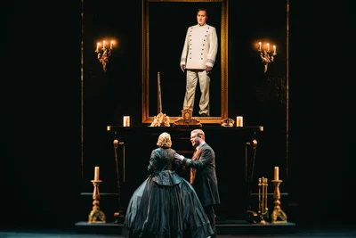 Düstere Inszenierung: Viktorija Kaminskaite (Senta), Magnus Piontek (Daland), Birger Radde (Der Holländer).