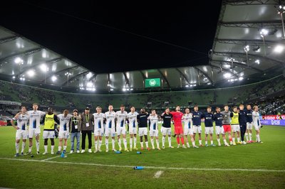 Paderborner Freude über das 0:0 in Wolfsburg.