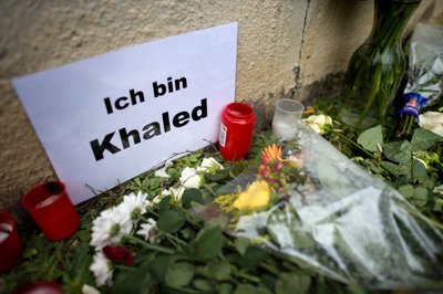 Kerzen, Blumen und Gedenkbriefe an der Stelle im Hof des Plattenbaus in Dresden, an der, der getötete Asylbewerber, Khaled B. gefunden wurde.