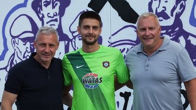 Erzgebirge Aue verpflichtet Dimitrij Nazarov (Mitte)
