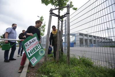 Baumgießaktion am Sonnenberg: Die Aktion Parents for Future hat am Mittwochnachmittag auf die Folgen des Klimawandels im Stadtgebiet hingewiesen.