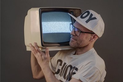 Den alten Röhrenfernseher hat DJ Duske zwar nicht mehr in Betrieb. Dafür hat er aber viele Musikvideos vor dem Vergessenwerden bewahrt, die auf diesen Geräten in den 80er-Jahren rauf und runter liefen. 