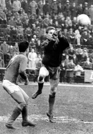 Beim Oberliga-Spiel von Motor Zwickau im November 1964 in Aue faustet Peter Meyer den Ball aus der Gefahrenzone. 
