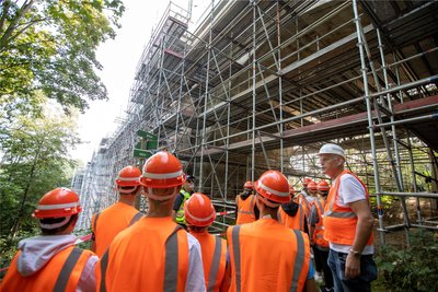 Bauplaner Jürgen Förster (rechts) führte am Dienstag Schüler über die Mammutbaustelle. Die Brücke gilt als das derzeit größte komplett eingerüstete Bauwerk Europas.