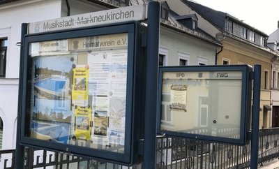 Die Schaukästen am Unteren Markt in Markneukirchen werden ab August neu vergeben. Ihre Nutzung ist aktuell sehr unterschiedlich. 