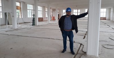 Noch sieht es hier ziemlich leer aus: Martin Benedict steht im künftigen Makerhub von Zwönitz. Hier sollen sich junge Unternehmer ansiedeln können. 