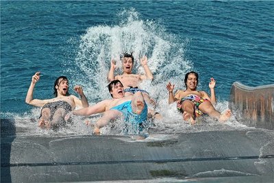 Da hilft nur Schreien: Für eine Studentegruppe ging es im Freibad Mittweida von der Rutsche ins 17 Grad kühle Wasser. "Frisch ist eine gute Beschreibung", meinte einer. 