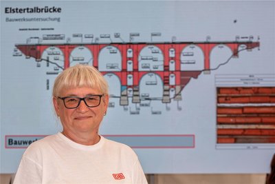 Sylke Flemming ist Teilkonstrukteurin beim Projekt. Gerlernt hat die 58-Jährige aus Hauptmannsgrün bei Oelsnitz Bauzeichnerin. Foto: Ellen Liebner