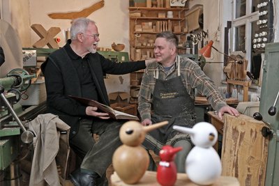 Gert Fröbes Verwandte in Planitz: Sein Neffe Eckehart Baumann (l.), der Erfinder des Zwickauer Spaßvogels, und dessen Sohn Daniel, der die Drechslerei in Fröbes früherem Wohnhaus betreibt.