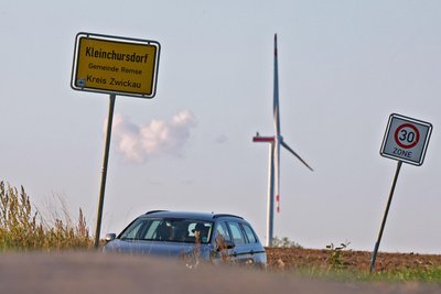 Ein Beweis für den Höhenunterschied: Von Kleinchursdorf ist das Windrad in Oberwiera zu sehen.