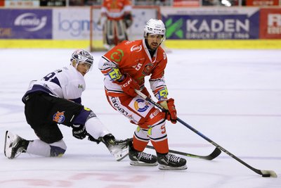 Verteidiger Gregory Kreutzer (rotes Trikot) schließt sich zur neuen Saison den Dresdner Eislöwen an.
