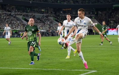 Filip Bilbija vom SC Paderborn vergibt eine Großchance im ersten Relegationsspiel beim VfL Wolfsburg.