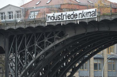 Das mehr als 100 Jahre alte Eisenbahnviadukt über der Annaberger Straße, dem Chemnitzfluss und der Beckerstraße.