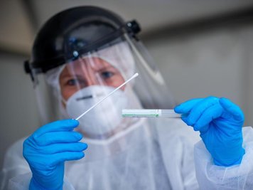            Abstrich im Testzentrum für Corona-Verdachtsfälle.