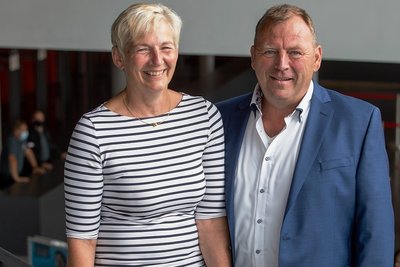 Die neuen Jößnitzer Schlossherren: Constanze und Jörg Schmidt wollen nach dem Rittergut nun auch das Schloss sanieren und betreiben.