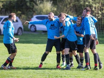 Kollektiver Jubel der Weischlitzer nach dem späten Siegtreffer gegen den bis dahin ungeschlagenen Tabellenführer SG Kürbitz. Im Derby vor 260 Zuschauern erzielte Toni Bösnecker das 1:0 in der 85. Minute. 