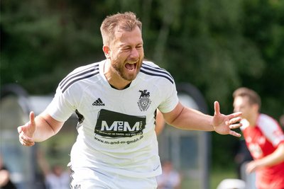 Dominique Steinbach nach seinem Siegtor vom Elfmeterpunkt am letzten Spieltag 2023/24, mit dem er Syrau den Klassenerhalt sicherte.