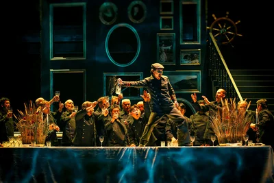 David Sitka (Der Steuermann) im Gelage mit dem Opernchor.