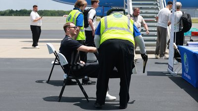 Manuel Neuer wird vor dem Abflug nach Houston kontrolliert. 