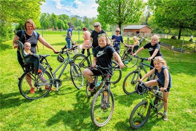 Annelie, Charlotte, Helena, Merle und Neele - fünf Kinder, Mama, Tante und Onkel hatten sich von Gahlenz aufgemacht, um in Memmendorf gegenüber dem Goldenen Stern die Sonne zu genießen und auf dem Spielplatz zu spielen. Sie waren nicht die einzigen Radfahrer an diesem Wochenende. 