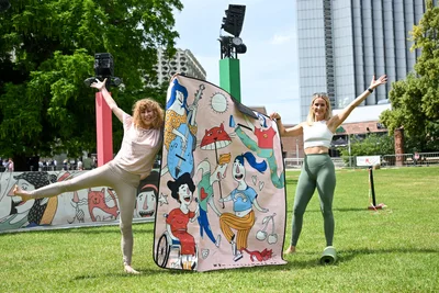 Ekaterina Krauss (links) und Tina Dathe leiten die Yoga-Einheit an den Freitagen. Sie zeigen die Parksommer-Picknickdecke.