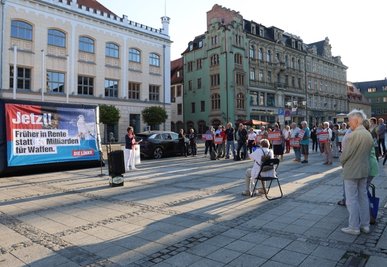 Auf dem Hauptmarkt versammelten sich etwa 100 Menschen zur Kundgebung von Linkspartei und Gewerkschaftsbund. 
