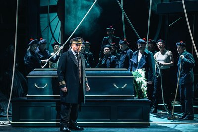 Magnus Piontek (Daland) mit dem Opernchor.