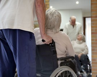 Halten Sie einen engen Draht zu Ihren pflegebedürftigen Angehörigen - das ist ein guter Schutz vor Erbschleicherei und anderer finanzieller Ausbeutung.