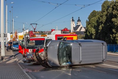 Der beschädigt VW und die Ölwehr am Unfallort.