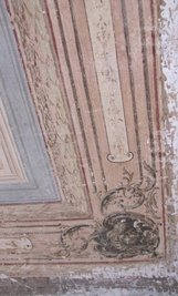 Fantasievolle Deckenmalereien wie diese mit Engelsköpfen zieren zahlreiche Räume der Villa.