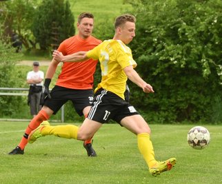 Auch wenn hier Wacker Plauens Marcel Grellmann (links) zum 1:3 trifft, reichte es für sein Team bei der SG Rotschau nur zu einem 2:3. 