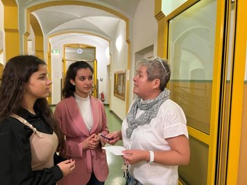 Die Zehntklässlerinnen Eszter Asztalos (l.) und Badoul Asaid wollen gern in einem sozialen Beruf arbeiten. Ein Entschluss, auf den sie nicht zuletzt durch die von Praxisberaterin Uta Bürger organisierten Exkursionen gekommen sind.