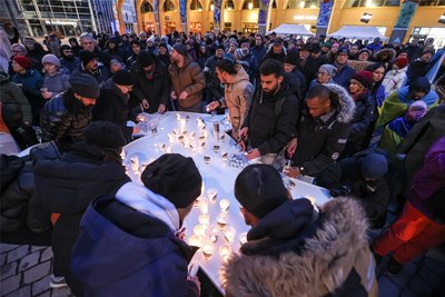 Bei der Abschlusskundgebung auf dem Neumarkt wurden zum Friedenstag 2023 Kerzen angezündet.