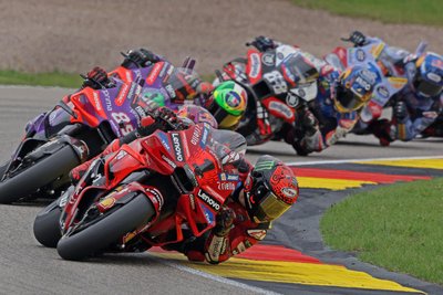 Francesco Bagnaja (vorn) gewann im vergangenen Jahr das Rennen in der MotoGP.