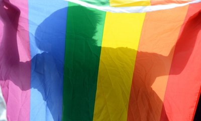 Die Regenbogenfahne ist ein internationales Symbol, das die Lesben- und Schwulenbewegung benutzt. 