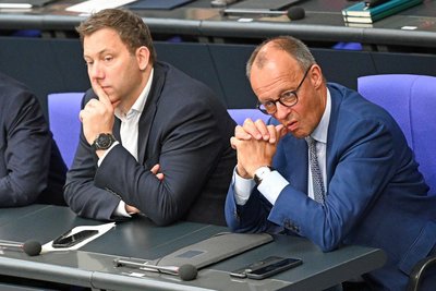 Bundeskanzler Friedrich Merz (CDU, rechts) und sein Vize Lars Klingbeil (SPD) stehen mit ihrer schwarz-roten Koalitionsregierung vor zahlreichen Reformen.