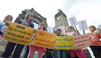 Eltern und Schüler hatten vor der Sitzung für den Erhalt der Grundschule Altendorf auf dem Neumarkt protestiert.