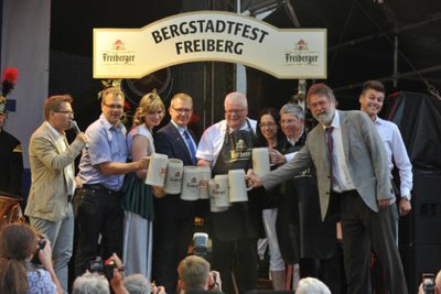 Mitten in der Eröffnungszeremonie am Obermarkt war Bürgermeister Sven Krüge am Donnerstag ans Mikrofon getreten und hatte die Besucher des Bergstadtfestes gebeten, das Festgelände in Freiberg geordnet zu verlassen.